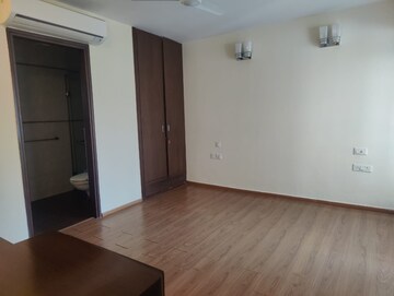 Room in 3 BHK Builder Floor at Defence Colony – for Rent