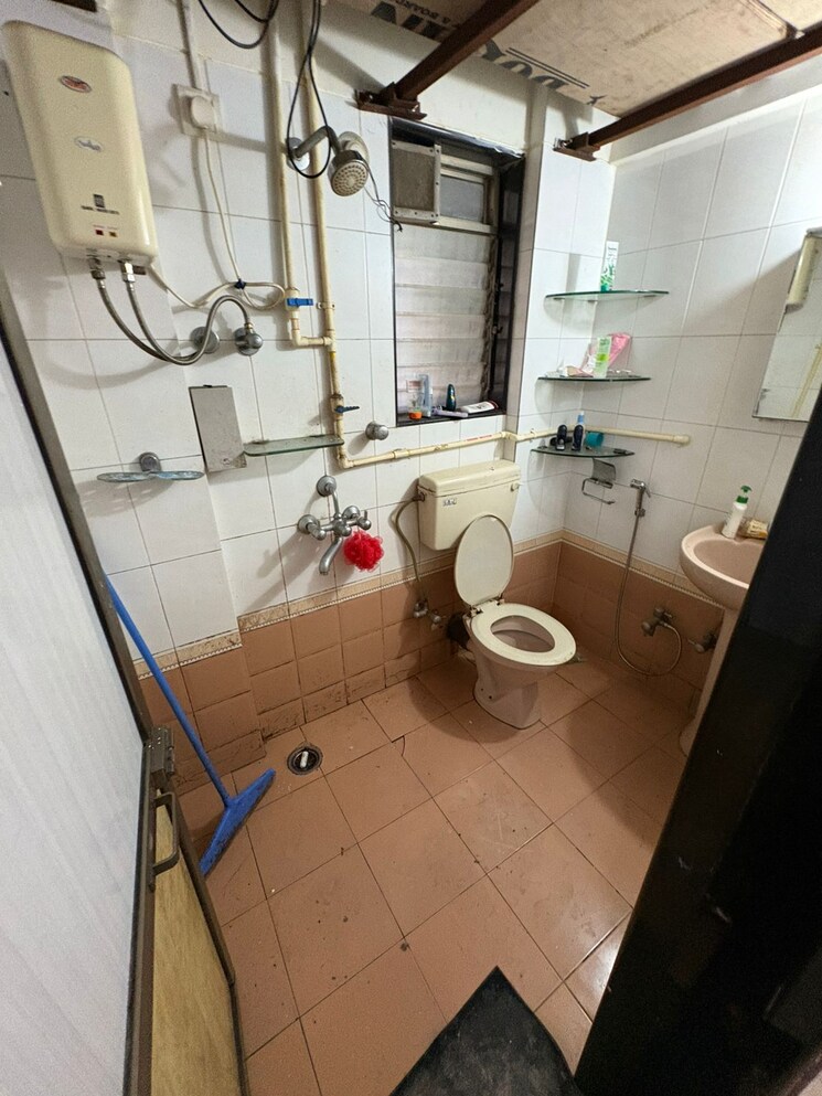 Bathroom, pratik-apartments-andheri 2.5 Bedroom 1000 Sq.Ft. Apartment In Andheri West Mumbai 8758667