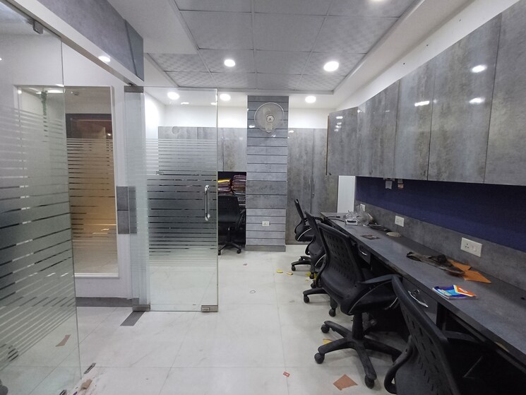  Parking, netaji subhash place Commercial Office Space 1000 Sq.Ft. In Netaji Subhash Place Delhi 8758881
