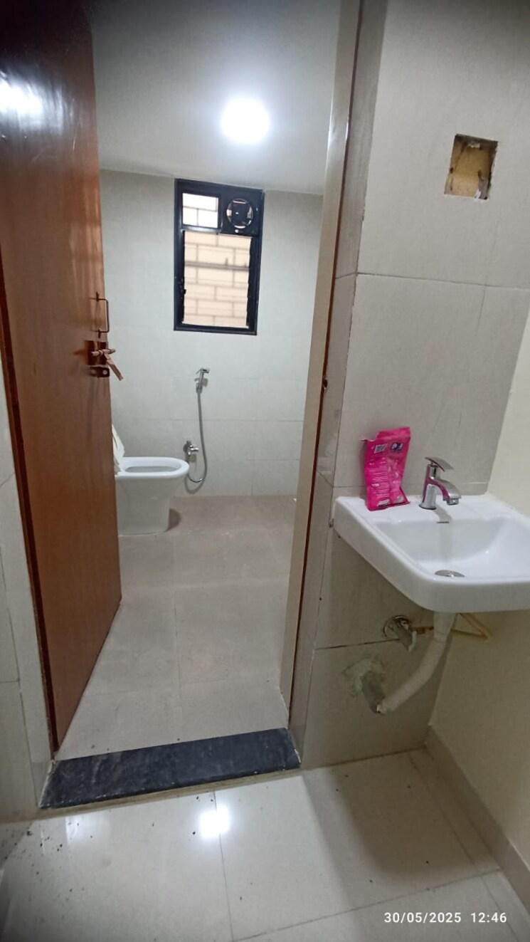 Bathroom, oxy-beaumonde 2 Bedroom 734 Sq.Ft. Apartment In Viman Nagar Pune 8758987