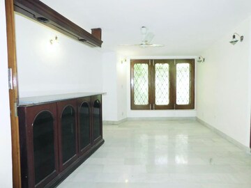 Room in 5 BHK Builder Floor at Sainik Farm – for Rent