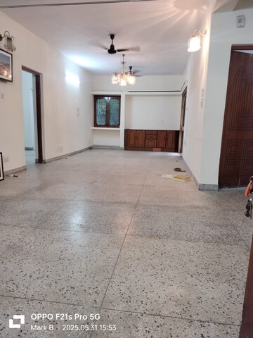 Room in 2 BHK Apartment at Vasant Kunj – for Rent
