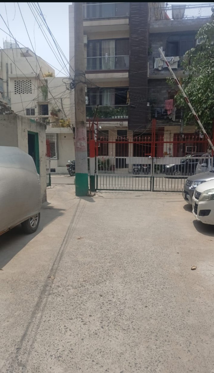 1.5 BHK + Extra Room Apartment For Rent in RWA Chittaranjan Park Block R