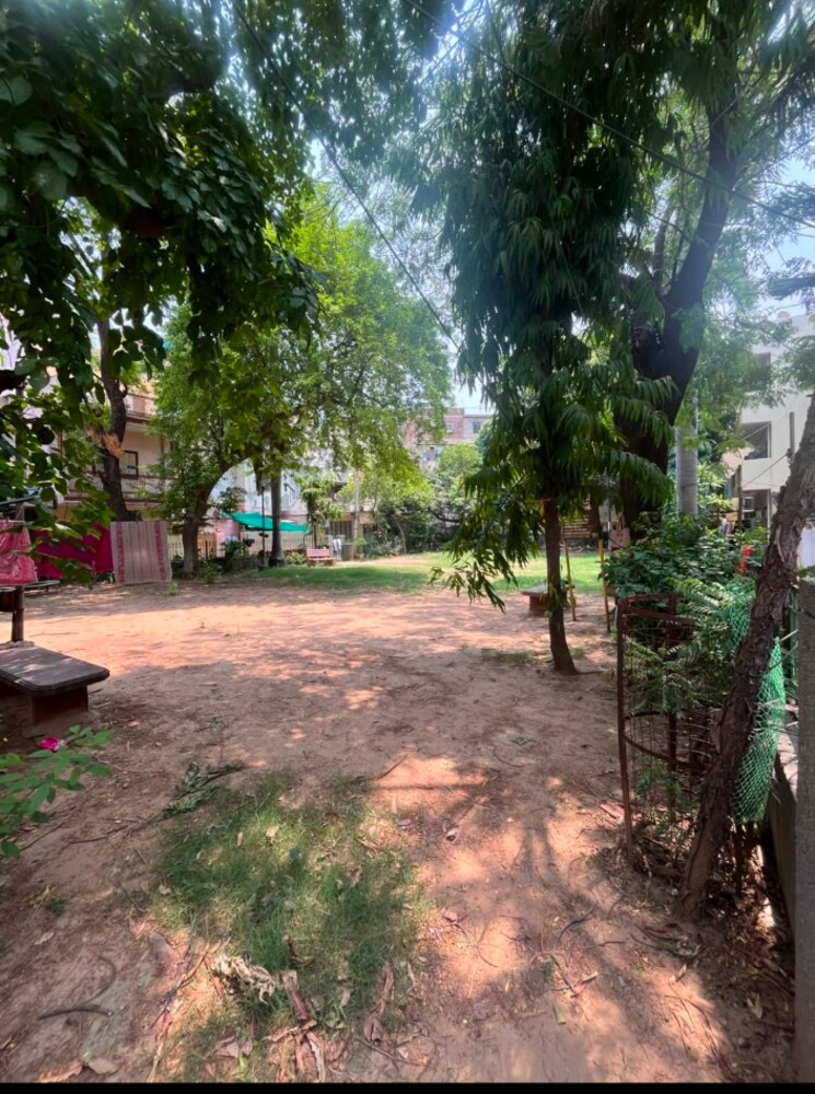 Garden, rwa-chittaranjan-park-block-r 1.5 Bedroom 500 Sq.Ft. Apartment In Chittaranjan Park Delhi 8759659