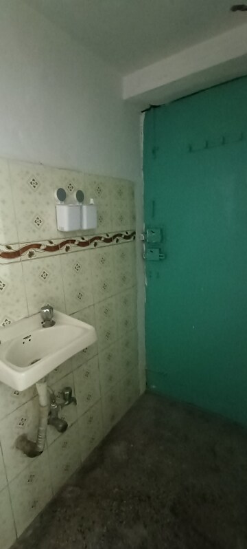Bathroom in 1.5 BHK Apartment at RWA Chittaranjan Park Block R, Chittaranjan Park – for Rent