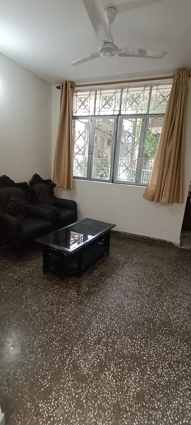 Living Room, rwa-chittaranjan-park-block-r 1.5 Bedroom 500 Sq.Ft. Apartment In Chittaranjan Park Delhi 8759659