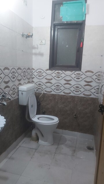 Bathroom in 2.5 BHK Builder Floor at Mayur Vihar – for Rent