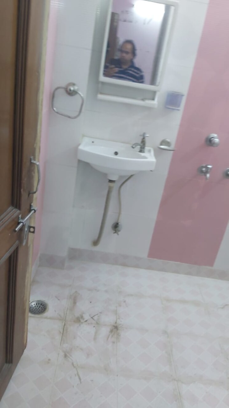 Bathroom, mayur vihar 1.5 Bedroom 550 Sq.Ft. Builder Floor In Mayur Vihar Delhi 8759742