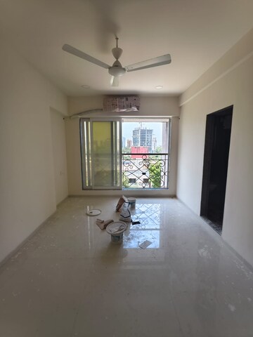 Room in 2 BHK Apartment at Seaking Prime Marina, Juhu – for Rent