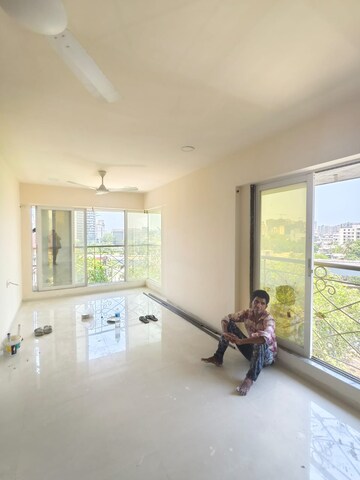 Room in 2 BHK Apartment at Seaking Prime Marina, Juhu – for Rent