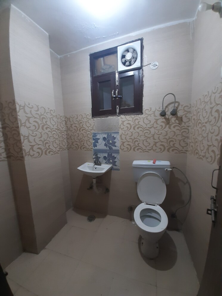 Bathroom, maidan garhi 1 Bedroom 75 Sq.Yd. Builder Floor In Maidan Garhi Delhi 8759811