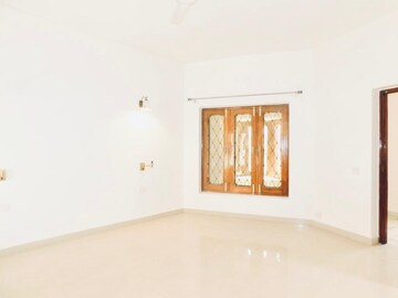 Room in 5 BHK Independent House at Sainik Farm – for Rent