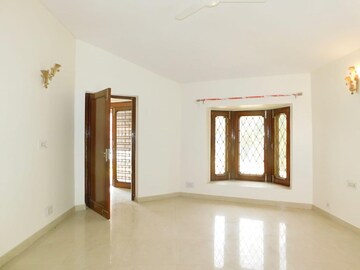 Room in 5 BHK Independent House at Sainik Farm – for Rent