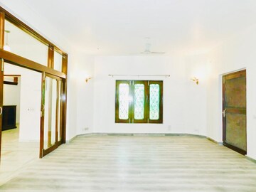 Room in 5 BHK Independent House at Sainik Farm – for Rent