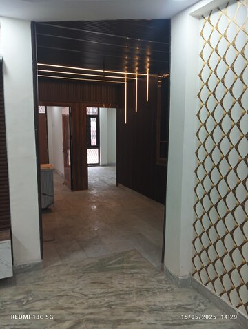 Room in 4 BHK Builder Floor at Shalimar Garden – for Sale