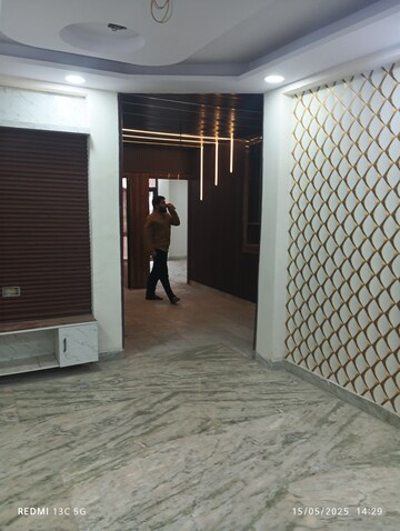 Room in 4 BHK Builder Floor at Shalimar Garden – for Sale