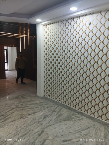 Room in 4 BHK Builder Floor at Shalimar Garden – for Sale