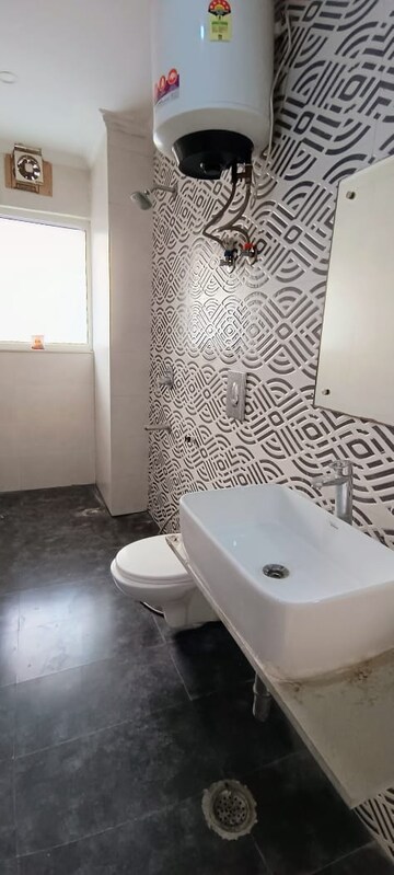 Bathroom in 2 BHK Builder Floor at Unitech South City 1, South City 1 – for Rent