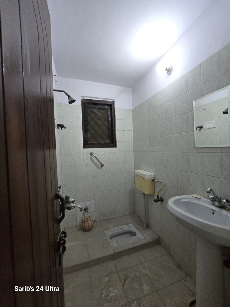 Bathroom, sukhdev vihar 3 Bedroom 2250 Sq.Ft. Builder Floor In Sukhdev Vihar Delhi 8760118