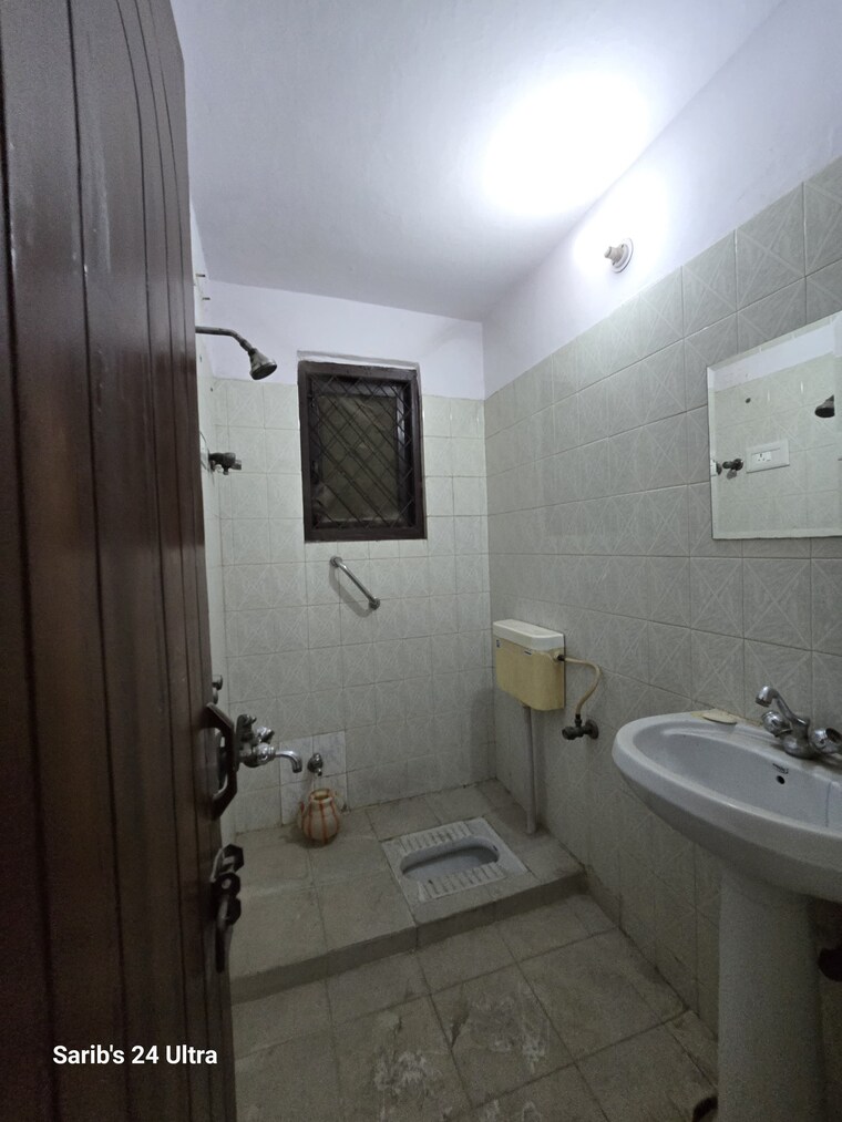 Bathroom, sukhdev vihar 3 Bedroom 2250 Sq.Ft. Builder Floor In Sukhdev Vihar Delhi 8760118