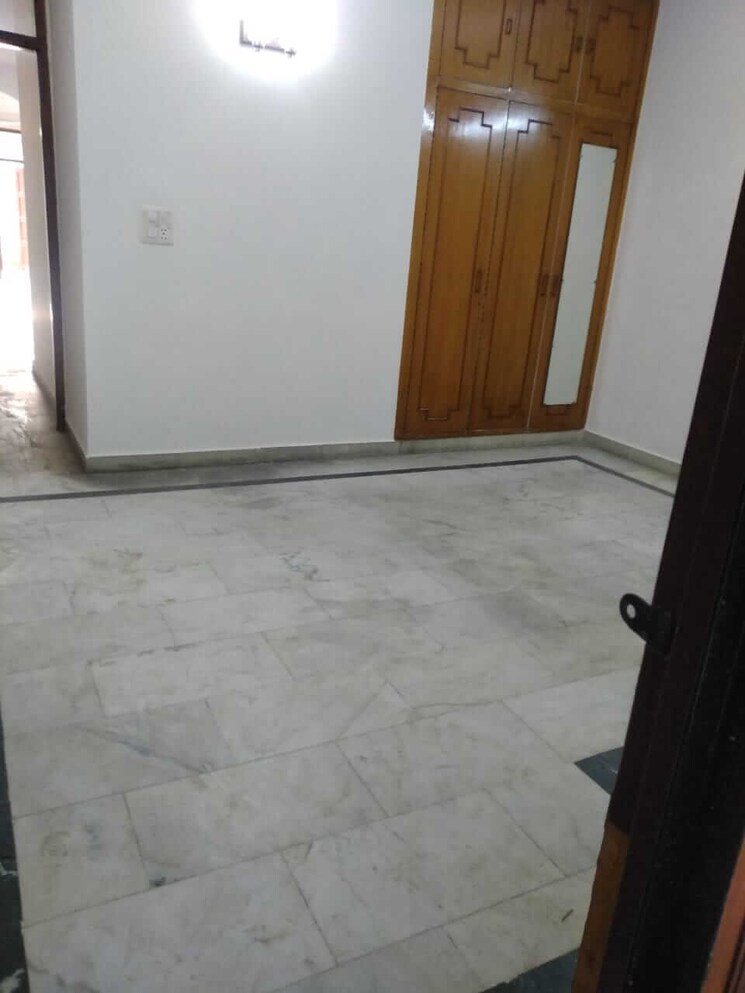 Room, lajpat nagar 4 2 Bedroom 1000 Sq.Ft. Builder Floor In Lajpat Nagar 4 Delhi 8760165