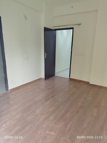 Room in 3 BHK Apartment at Amrapali Enchante, Tech Zone 4 Greater Noida – for Rent