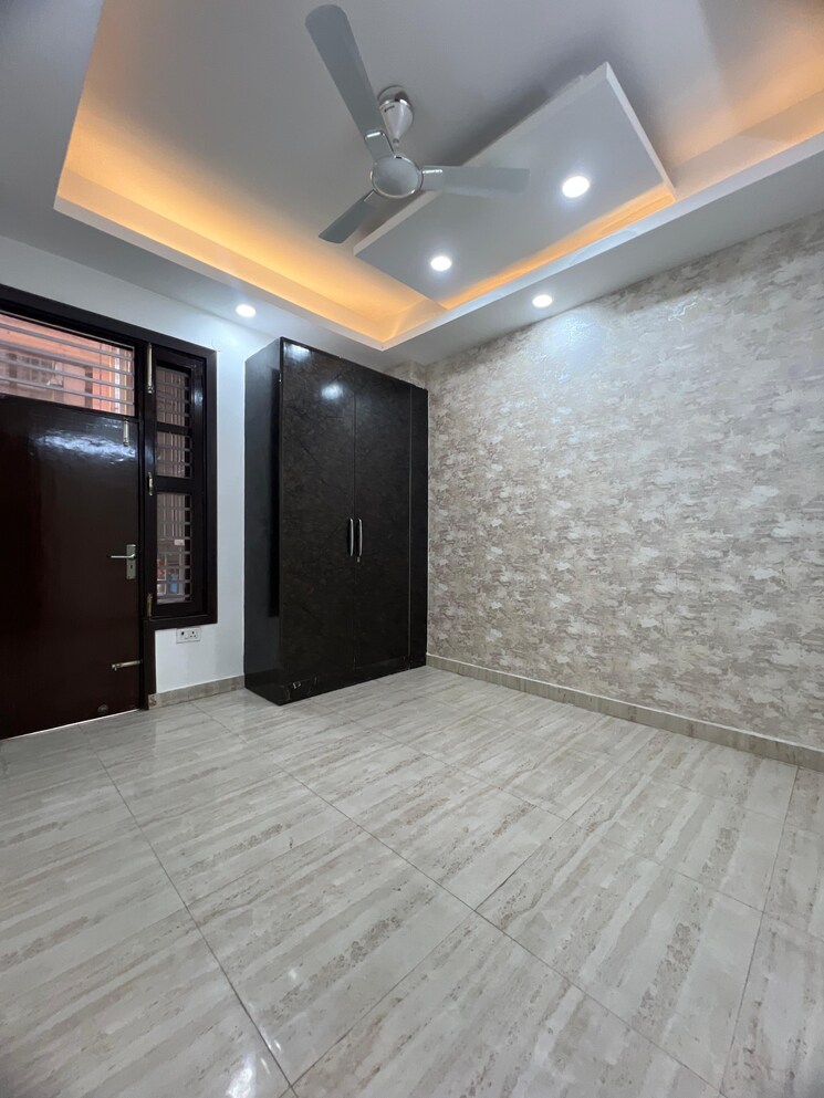 Room, smart-lane 3 Bedroom 120 Sq.Mt. Builder Floor In Niti Khand Ghaziabad 8760491