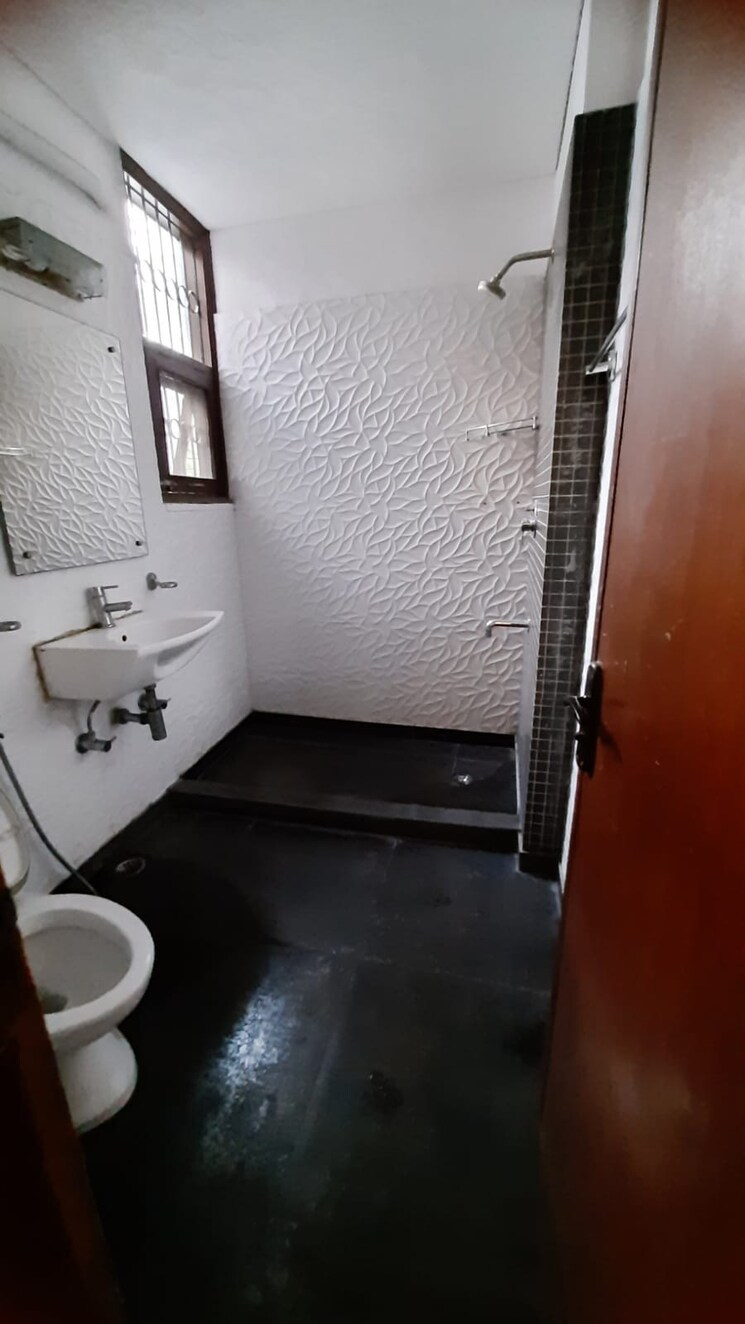 Bathroom, greater kailash ii 3 Bedroom 1800 Sq.Ft. Apartment In Greater Kailash ii Delhi 8760597