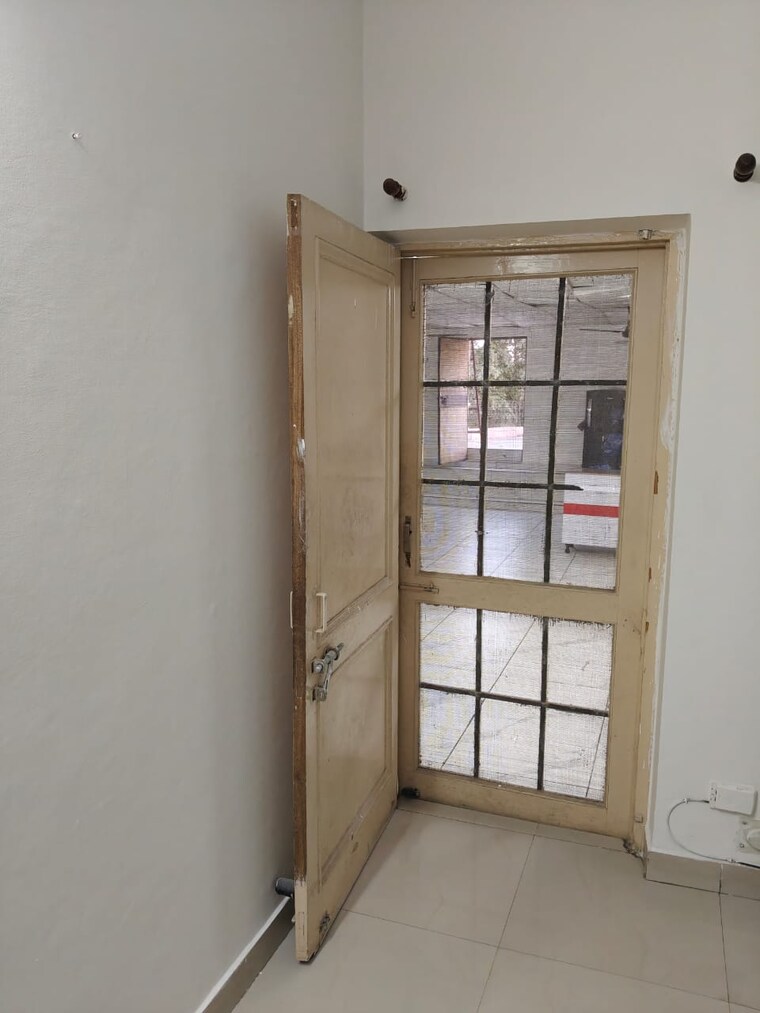 Room, sector 30 6 Bedroom 120 Sq.Yd. Villa In Sector 30 Noida 8760617