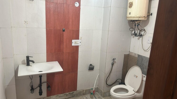 Bathroom, sector 31 6 Bedroom 300 Sq.Mt. Villa In Sector 31 Noida 8760640