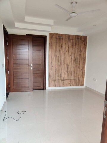 Room in 3 BHK Builder Floor at Sector 45 – for Rent