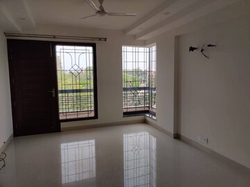 Room in 3 BHK Builder Floor at Sector 45 – for Rent