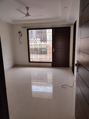 Room in 3 BHK Builder Floor at Sector 45 – for Rent