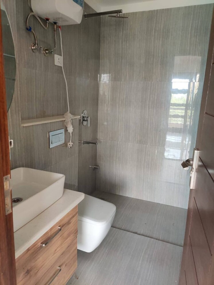 Bathroom, sector 45 3 Bedroom 2000 Sq.Ft. Builder Floor In Sector 45 Gurgaon 8760715