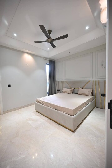 Room in 3 BHK Builder Floor at South City 1 – for Rent