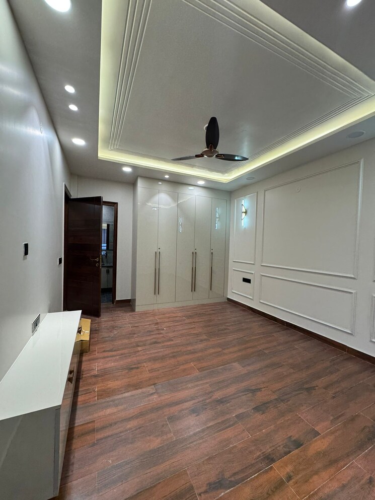 Room, uppal-southend 4 Bedroom 300 Sq.Yd. Builder Floor In Sector 49 Gurgaon 8760756