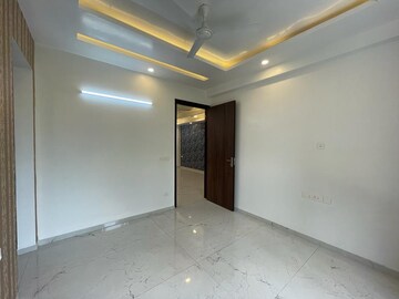 Room in 3 BHK Builder Floor at South City 1 – for Rent