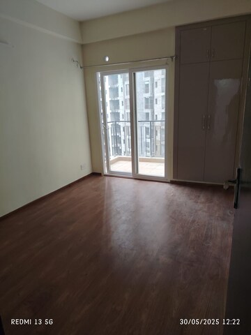 Room in 2 BHK Apartment at Tech Zone 4 Greater Noida – for Rent