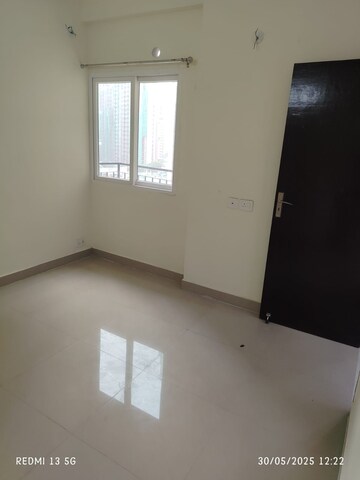 Room in 2.5 BHK Apartment at Amrapali Enchante, Tech Zone 4 Greater Noida – for Rent