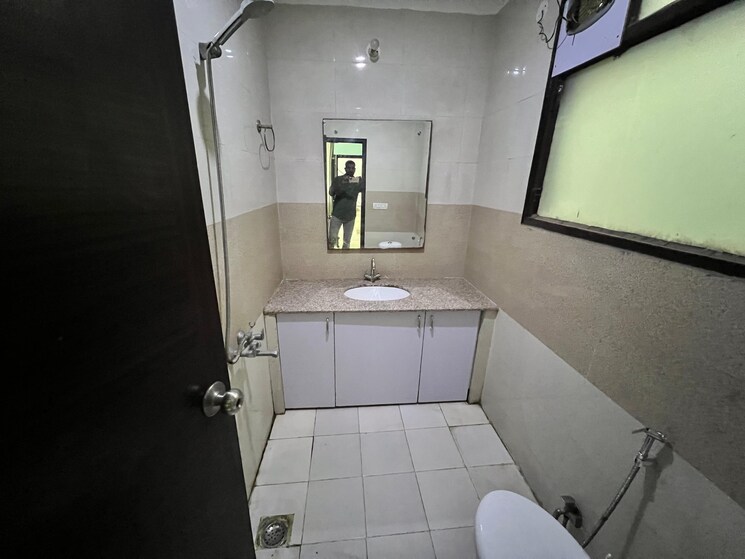 Bathroom, sector 43 6+ Bedroom 161 Sq.Yd. Independent House In Sector 43 Gurgaon 8760855