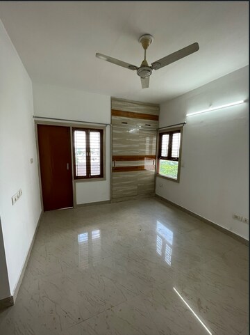 Room in 3.5 BHK Apartment at Eldeco Green Woods, Gomti Nagar – for Rent
