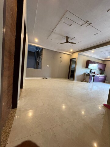 Room in 4 BHK Builder Floor at Sector 51 – for Rent