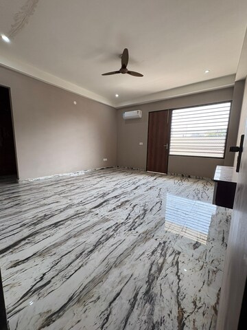 Room in 4 BHK Builder Floor at Sector 51 – for Rent