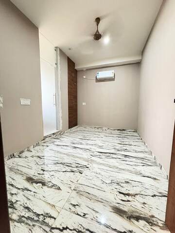 Room in 4 BHK Builder Floor at Sector 51 – for Rent