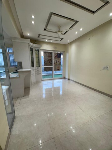 Room in 3.5 BHK Apartment at Shalimar Belvedere Court, Gomti Nagar – for Rent