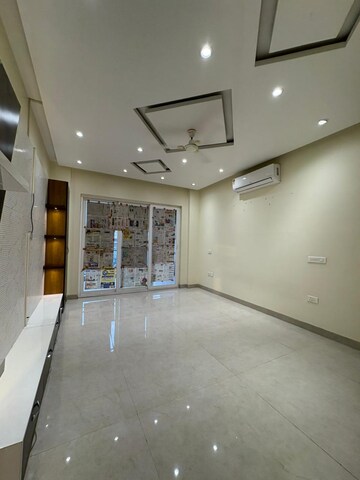 Room in 3.5 BHK Apartment at Shalimar Belvedere Court, Gomti Nagar – for Rent