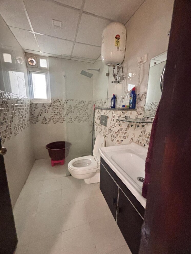 Bathroom, mi-rustle-court 3.5 Bedroom 2350 Sq.Ft. Apartment In Gomti Nagar Lucknow 8761005