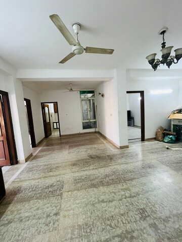 Room in 3 BHK Builder Floor at Saket – for Rent