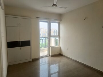 Room in 3 BHK Apartment at Mapsko Paradise, Sector 83 – for Rent