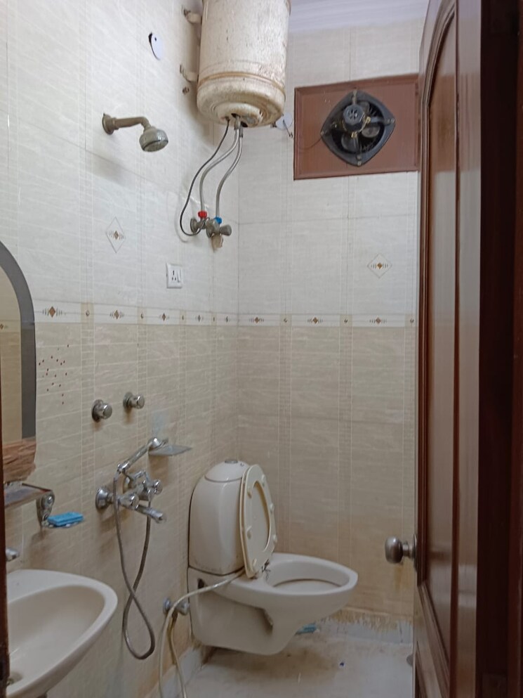 Bathroom, lajpat nagar 4 2 Bedroom 1009 Sq.Ft. Builder Floor In Lajpat Nagar 4 Delhi 8761058